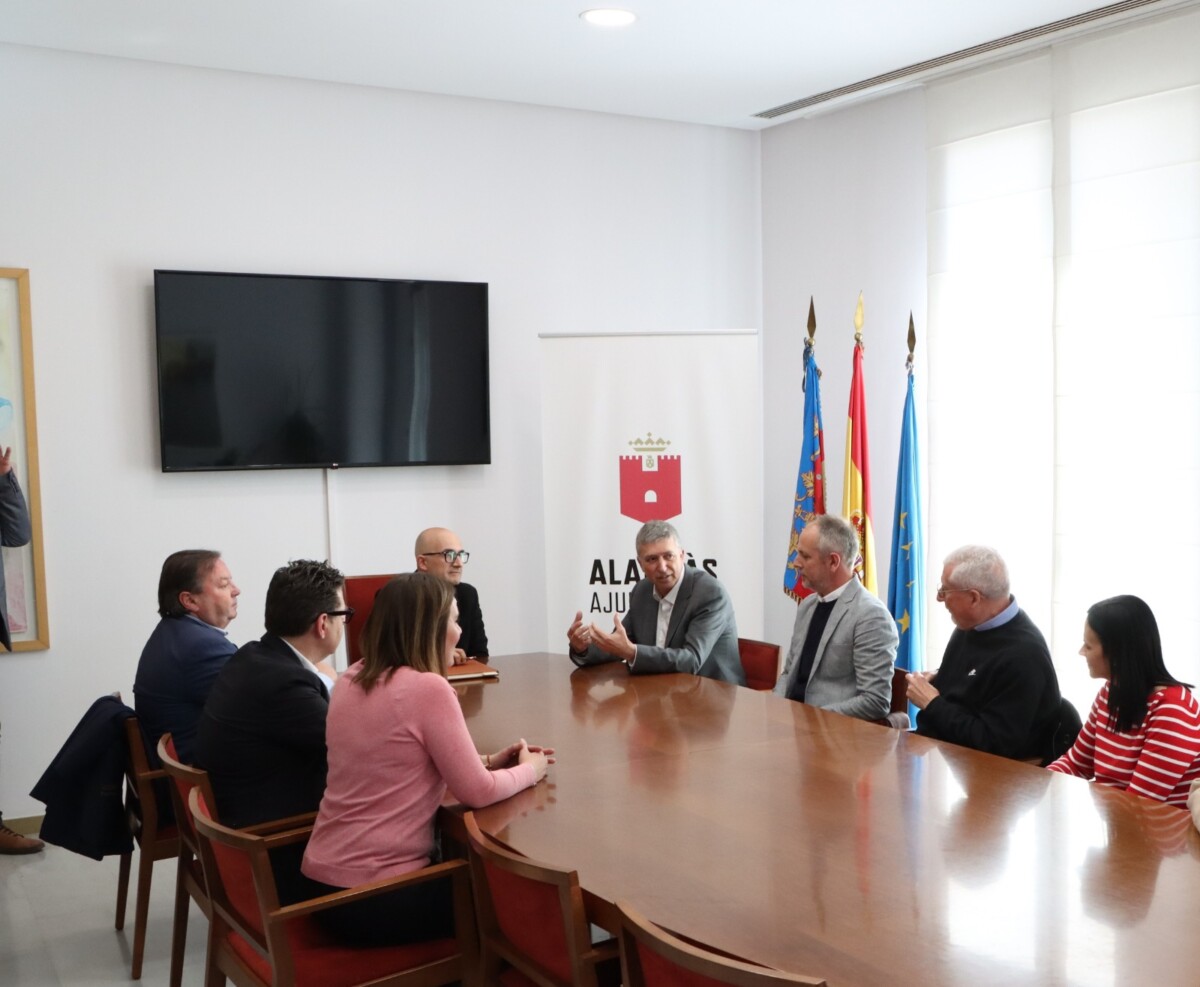 El Alcalde de Alaquàs, Toni Saura, y el Conseller de Economía Sostenible, Sectores Productivos, Comercio y Trabajo, Rafa Climent